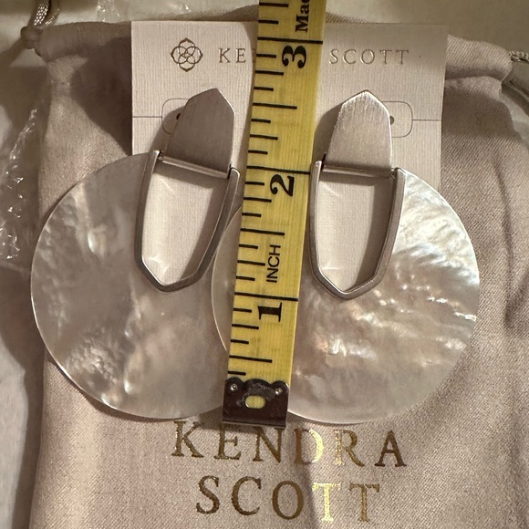 Kendra Scott Diane Silver Statement Earrings in Ivory Mother-of-Pearl NWT - Picture 3 of 8